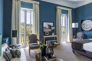 Ropa de cama de alta calidad, colchones con pillow-top y minibar 