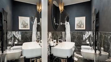 Superior Triple Room | Bathroom | Shower, free toiletries, hair dryer, bidet