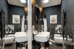 Tripla Superior | Bagno | Doccia, set di cortesia gratuito, asciugacapelli, bidet