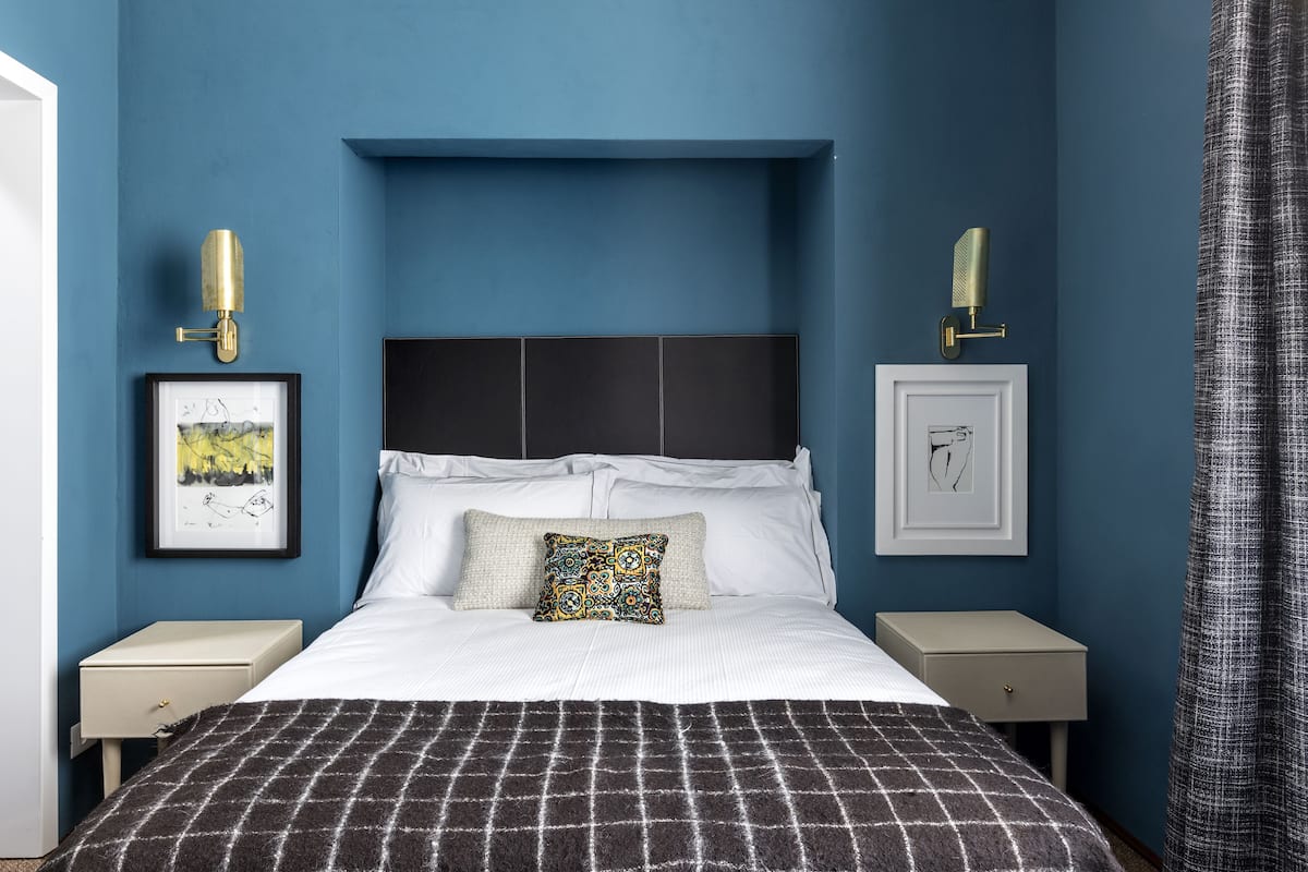 Doppia Small | Biancheria da letto di alta qualità, materassi a doppio strato, minibar