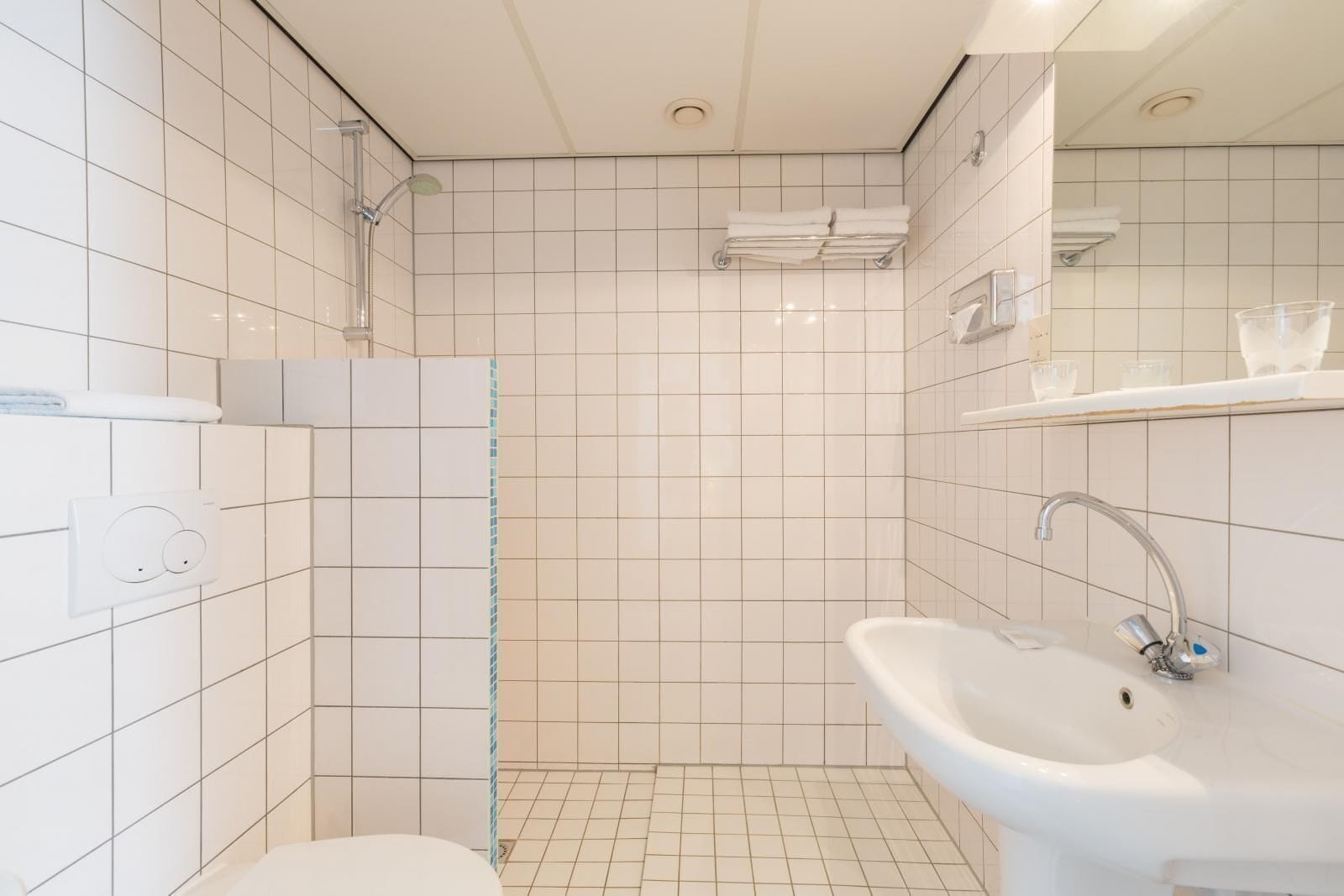 superior double room, 1 double or 2 single beds | bathroom | deep-soaking bathtub, free toiletries, hair dryer, towels