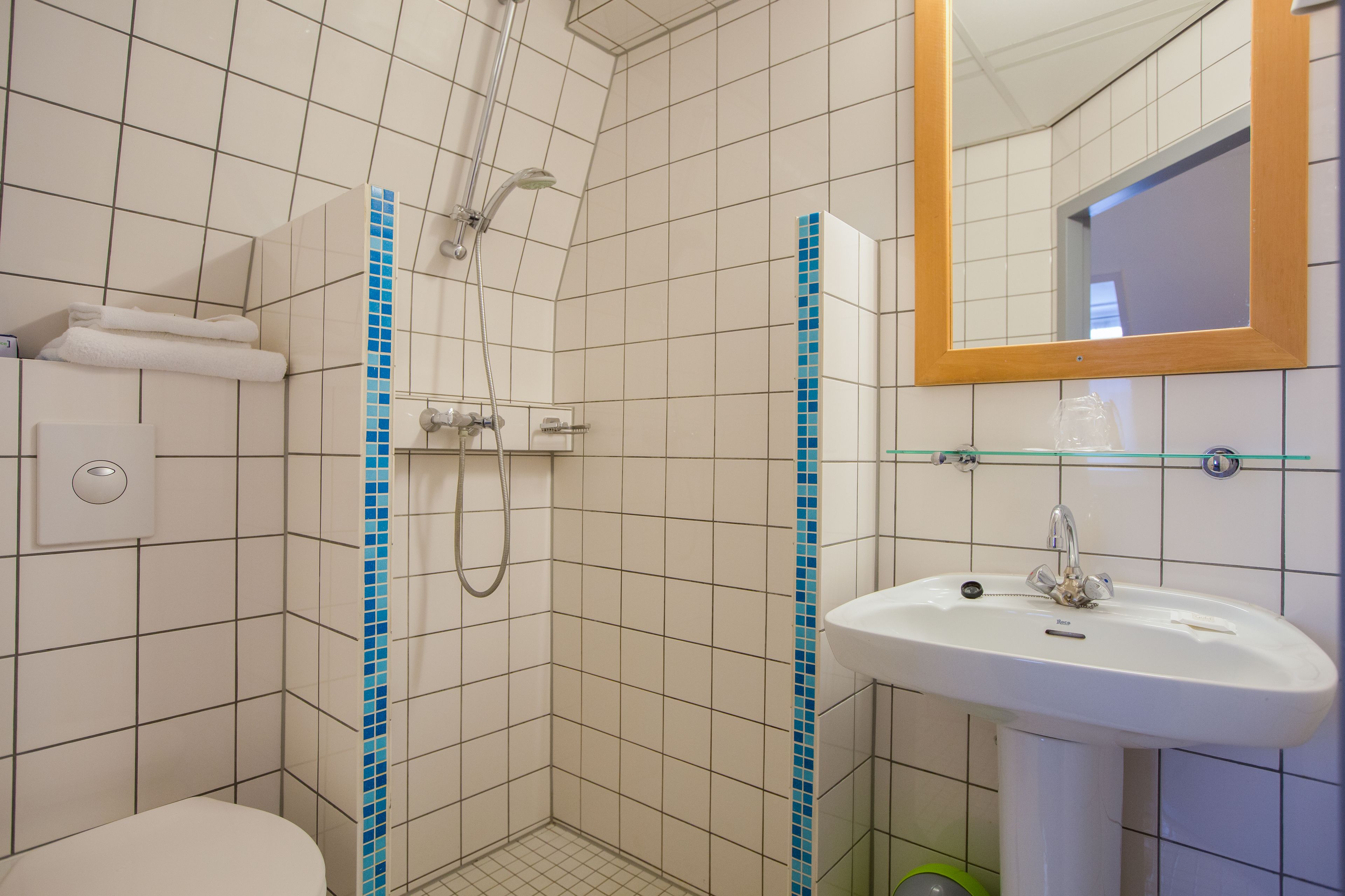 single room, 1 single bed | bathroom | deep-soaking bathtub, free toiletries, hair dryer, towels
