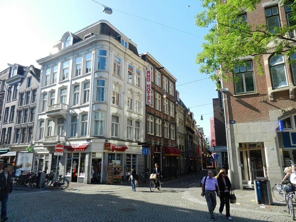 A historic building with multiple stories, featuring a mix of architectural styles. - Rho Hotel (Amsterdam)