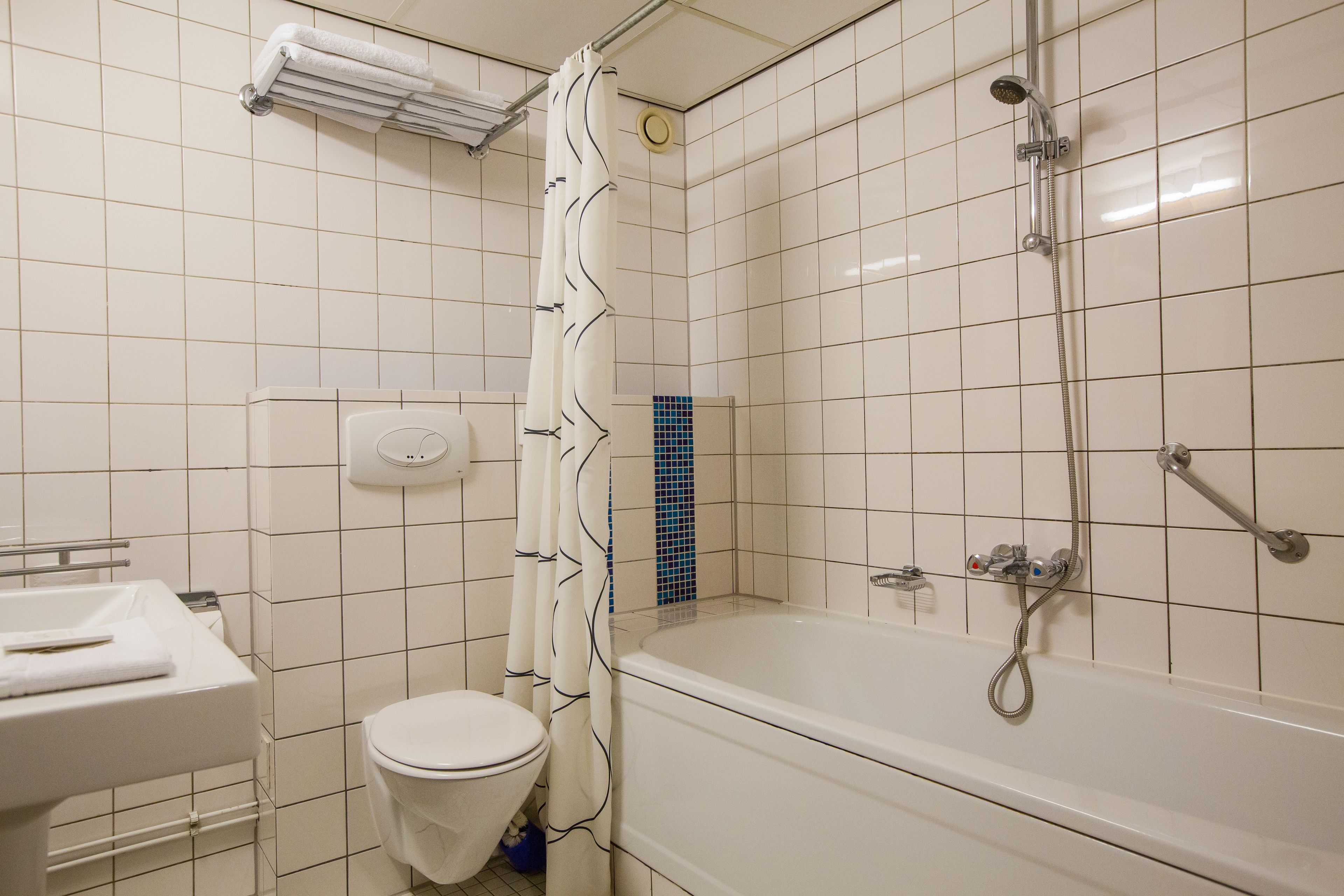 comfort double room, 1 double or 2 single beds | bathroom | deep-soaking bathtub, free toiletries, hair dryer, towels