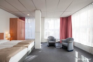 Minibar, caja de seguridad en la habitación, wifi gratis y ropa de cama 