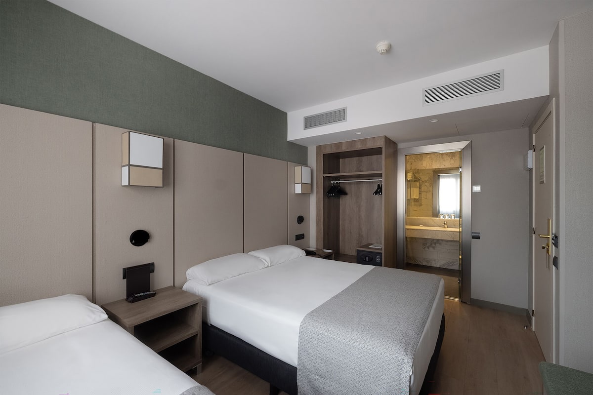 Een minibar, een kluis op de kamer, een bureau, gratis wifi