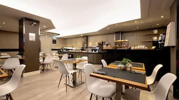 Petit déjeuner continental (17 EUR par personne)