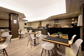 Desayuno continental (EUR 15 por persona) 