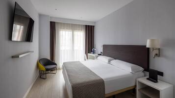 Een minibar, een kluis op de kamer, een bureau, gratis wifi