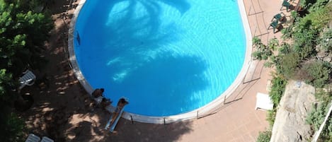 Seasonal outdoor pool, sun loungers