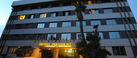 Voorkant accommodatie - avond/nacht