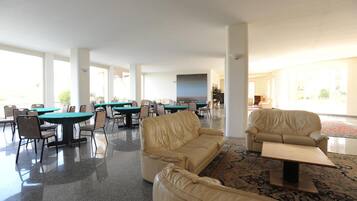 Coin salon dans le hall