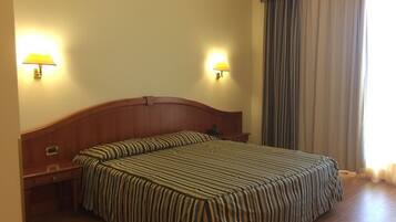 Literie hypoallergénique, coffres-forts dans les chambres, bureau