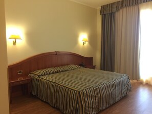 Literie hypoallergénique, coffres-forts dans les chambres, bureau