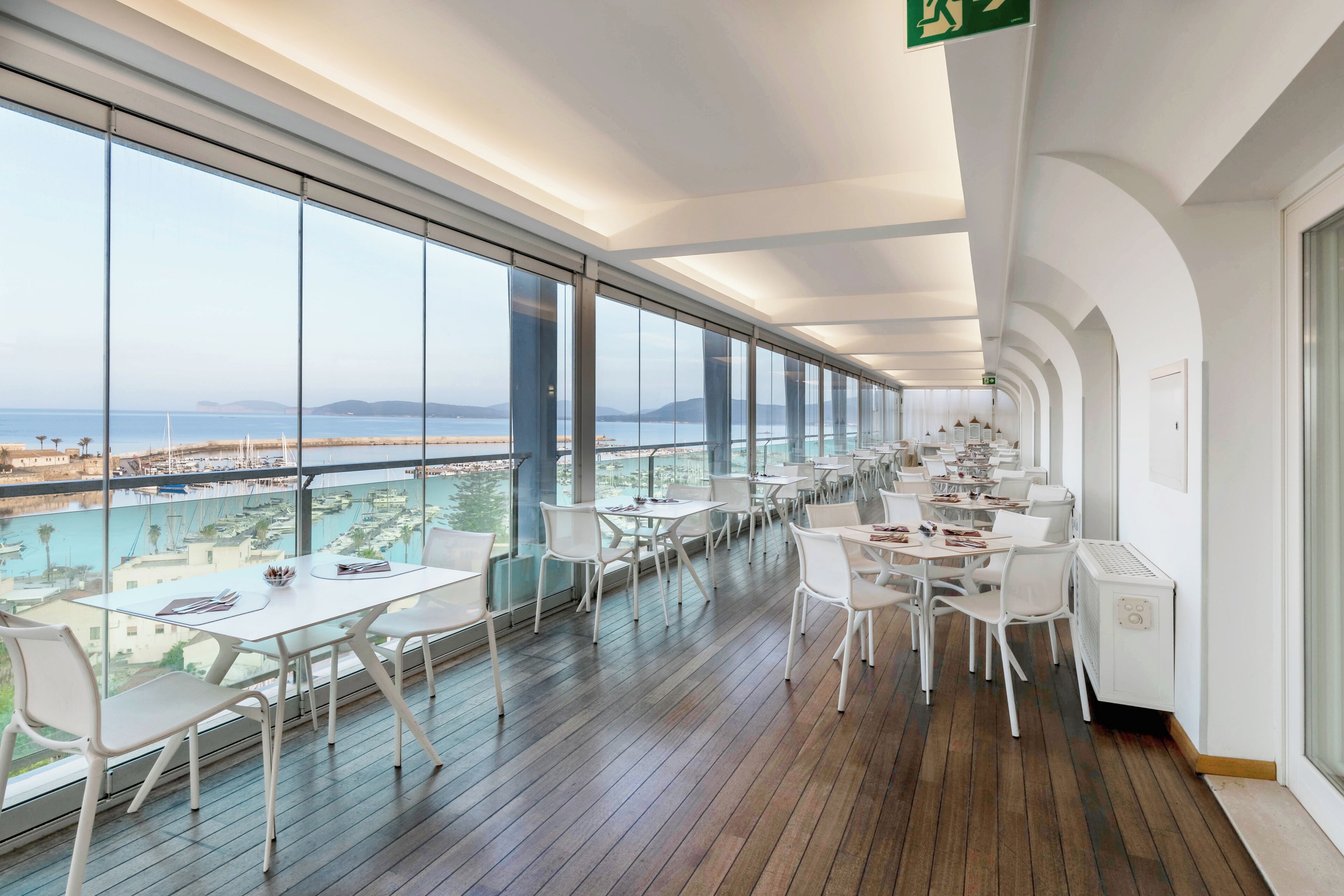 2 ristoranti, aperti a colazione e a pranzo, cucina internazionale