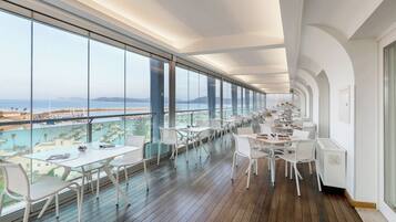 2 restaurants, breakfast, lunch, dinner served; international cuisine