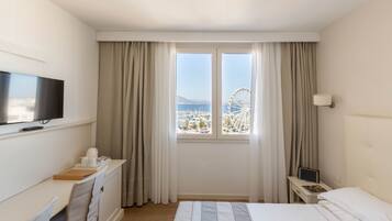 Camera con letto matrimoniale o 2 letti singoli, vista mare parziale | Minibar, una cassaforte in camera, una scrivania, insonorizzazione