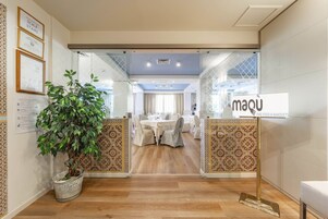 2 restaurantes; se sirve desayuno, almuerzo y cena; cocina internacional