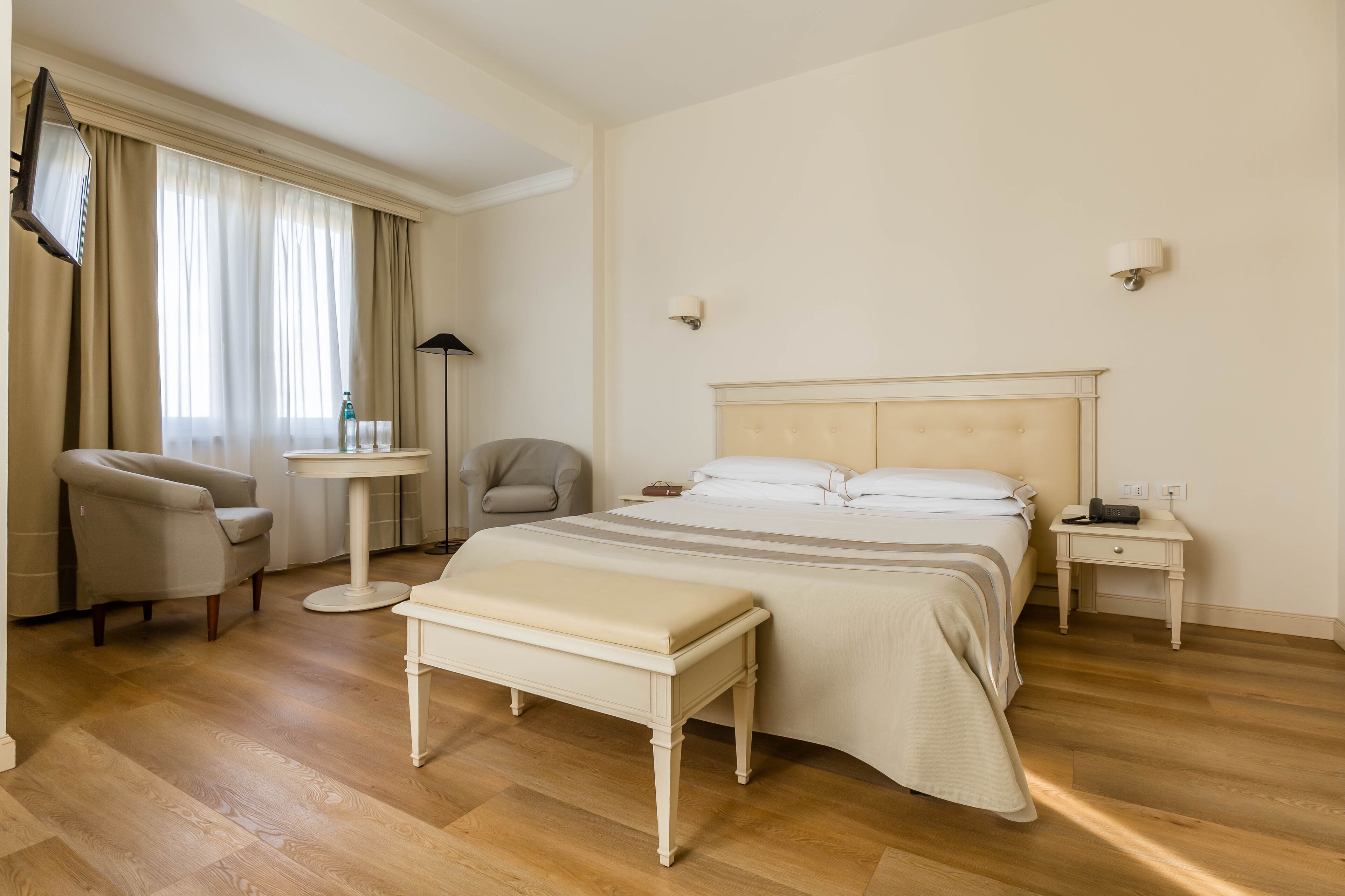 Minibar, coffres-forts dans les chambres, bureau, chambres insonorisées