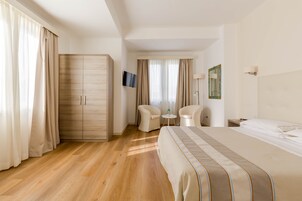 Habitación familiar | Minibar, caja fuerte, escritorio y sistema de insonorización