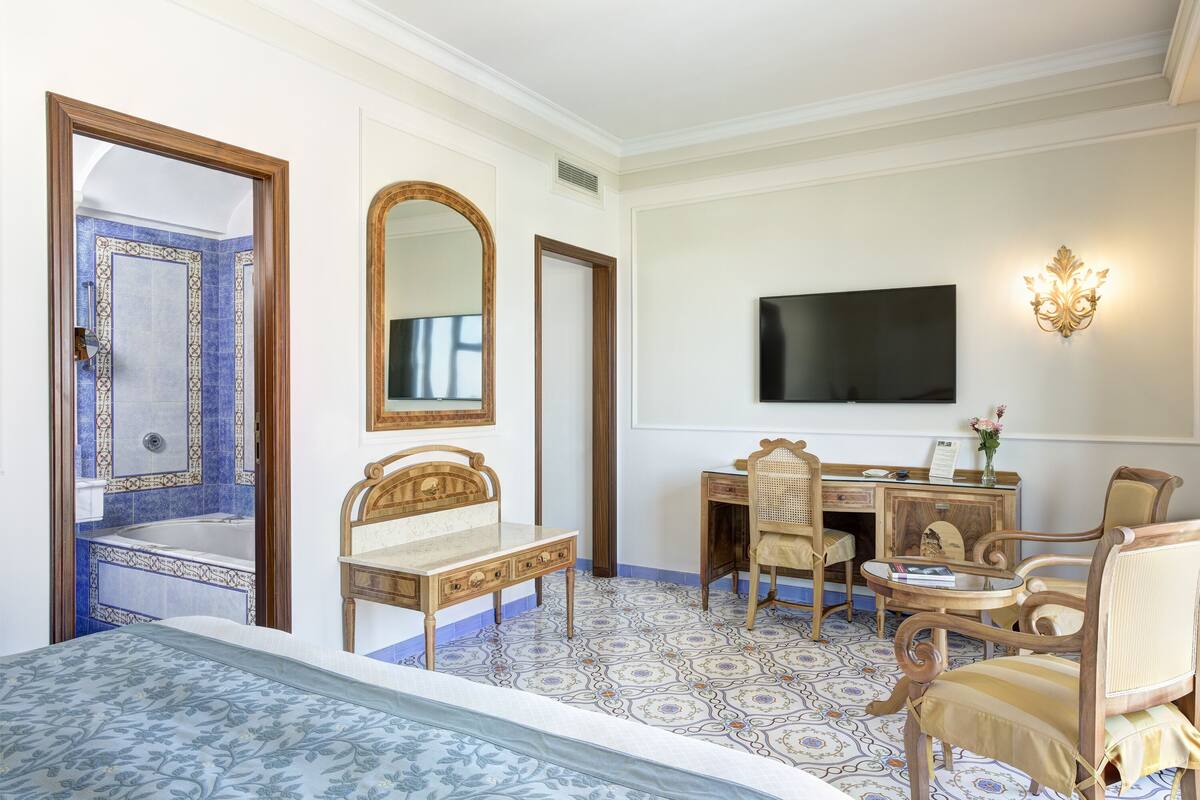 camere deluxe, vista mare laterale | hypo-allergenic bedding, minibar, in-room safe, desk