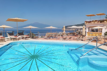 2 piscinas al aire libre, sombrillas, sillones reclinables de piscina