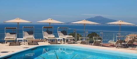 2 piscines extérieures, parasols de plage, chaises longues
