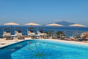 2 outdoor pools, pool umbrellas, sun loungers - Grand Hotel De La Ville (Sorrento)