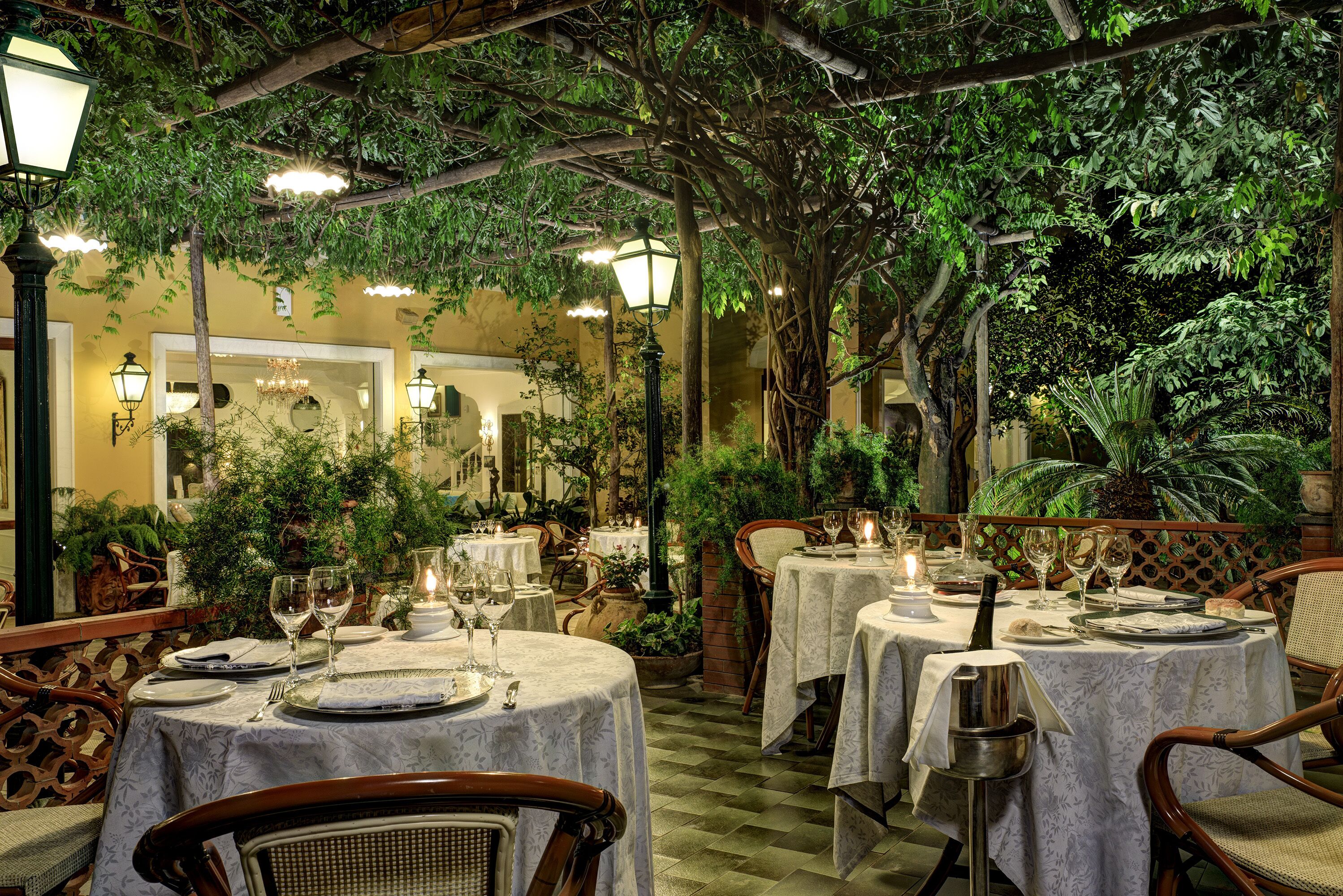 2 restaurants, breakfast served