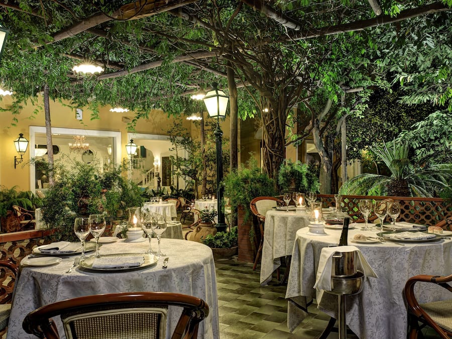 2 restaurants, breakfast served