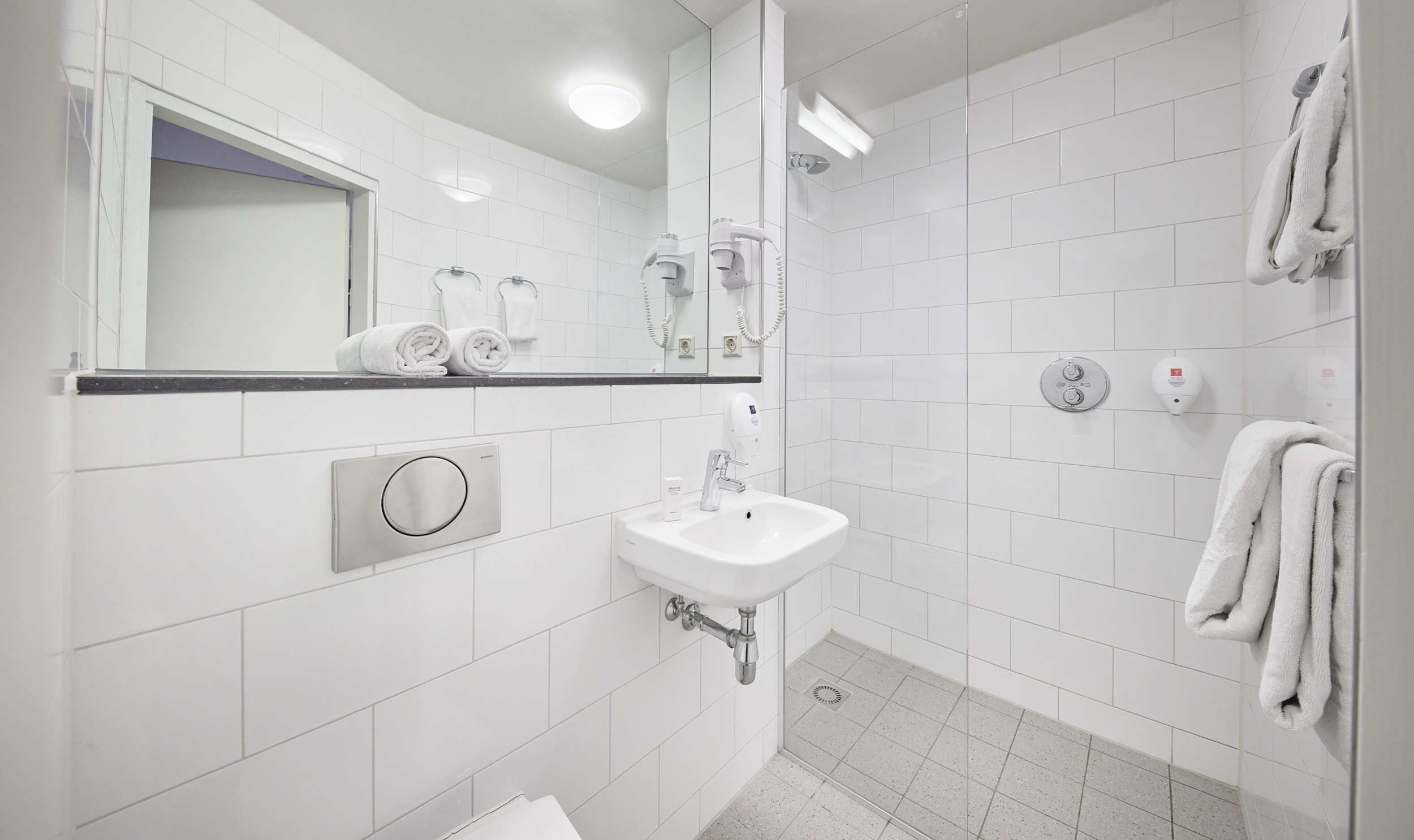 Een douche, gratis toiletartikelen, een haardroger, handdoeken