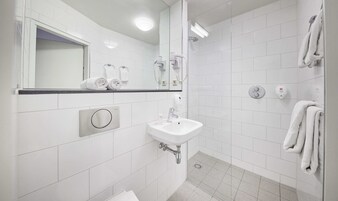 Ducha, artículos de tocador gratuitos, secador de pelo, toallas
