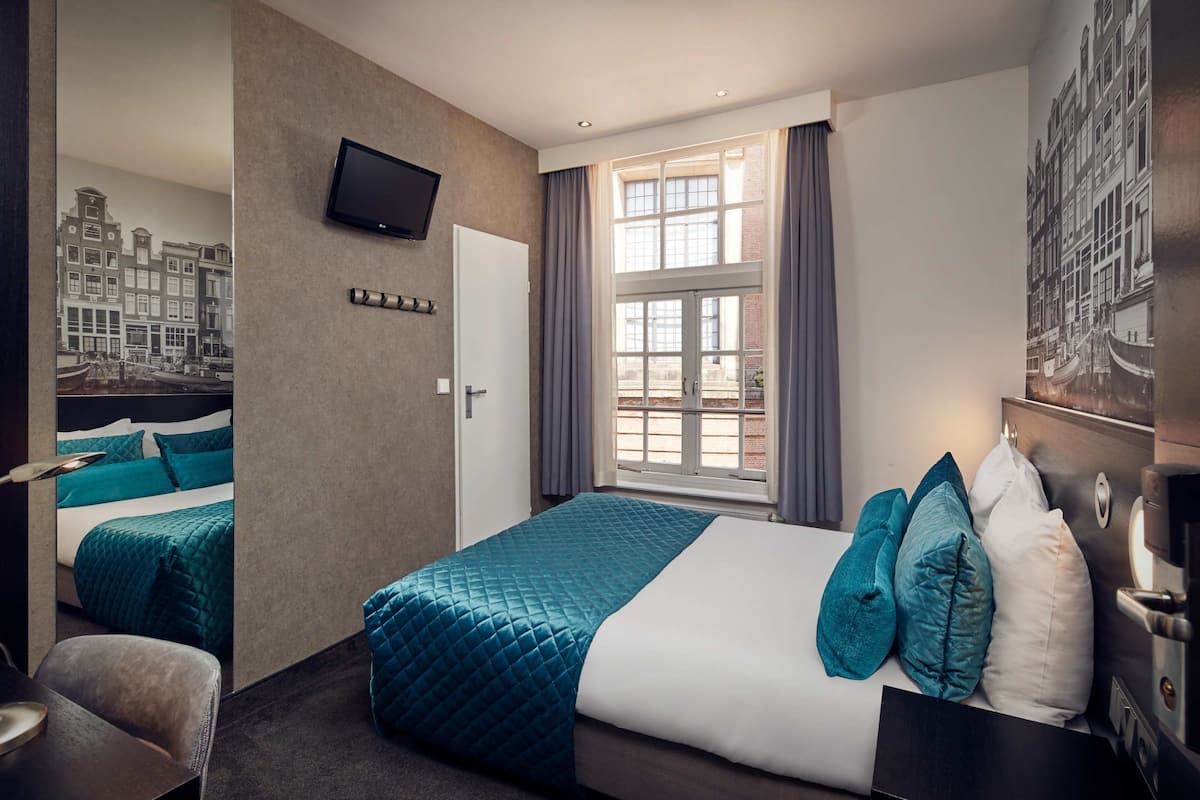 Standard Room, 1 Double Bed | In-room safe, desk, blackout drapes, iron/ironing board (on request)