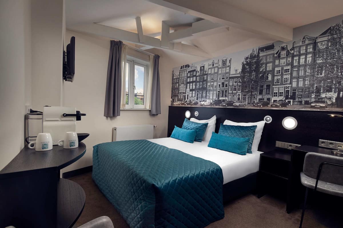 City Room, 2 Twin Beds, Canal View | In-room safe, desk, blackout drapes, iron/ironing board (on request)