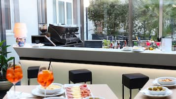 Bar (trong khuôn viên)