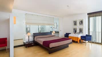 Minibar, escritorio, cortinas blackout y cunas gratuitas
