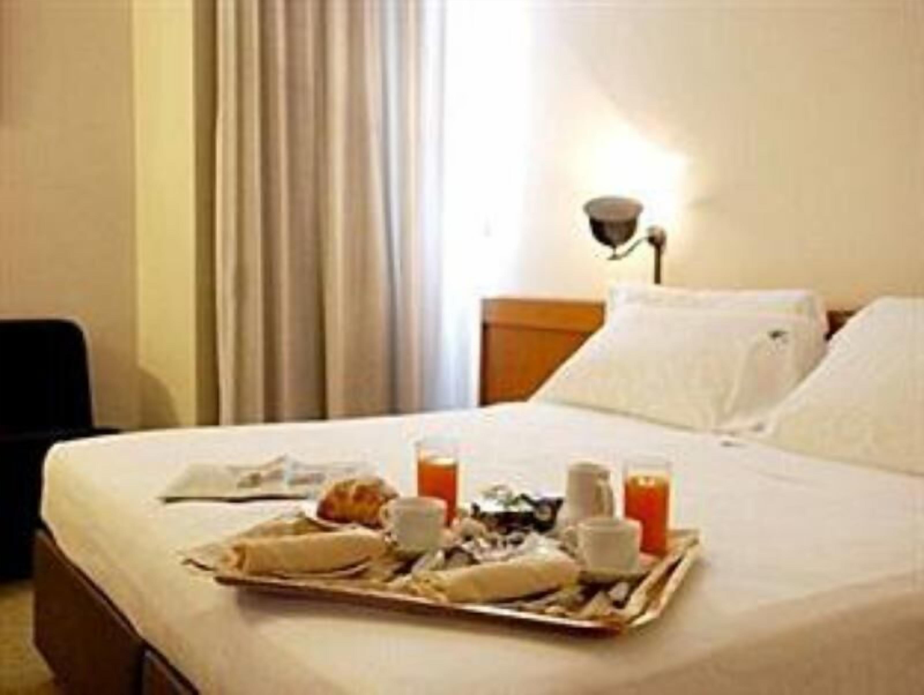 Minibar, meja kerja, tirai kedap cahaya, dan tempat tidur bayi gratis