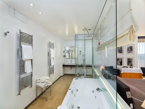 Executive tweepersoonskamer | Badkamer | Een douche, gratis toiletartikelen, een haardroger, een bidet