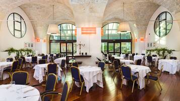 Breakfast, lunch and dinner served