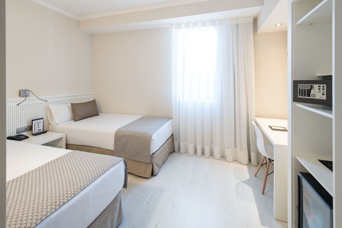 Minibar, värdeförvaringsskåp på rummet, skrivbord och ljudisolering
