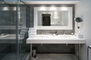 Eco-friendly toiletries, hair dryer, towels - Catalonia Roma (Barcelona)