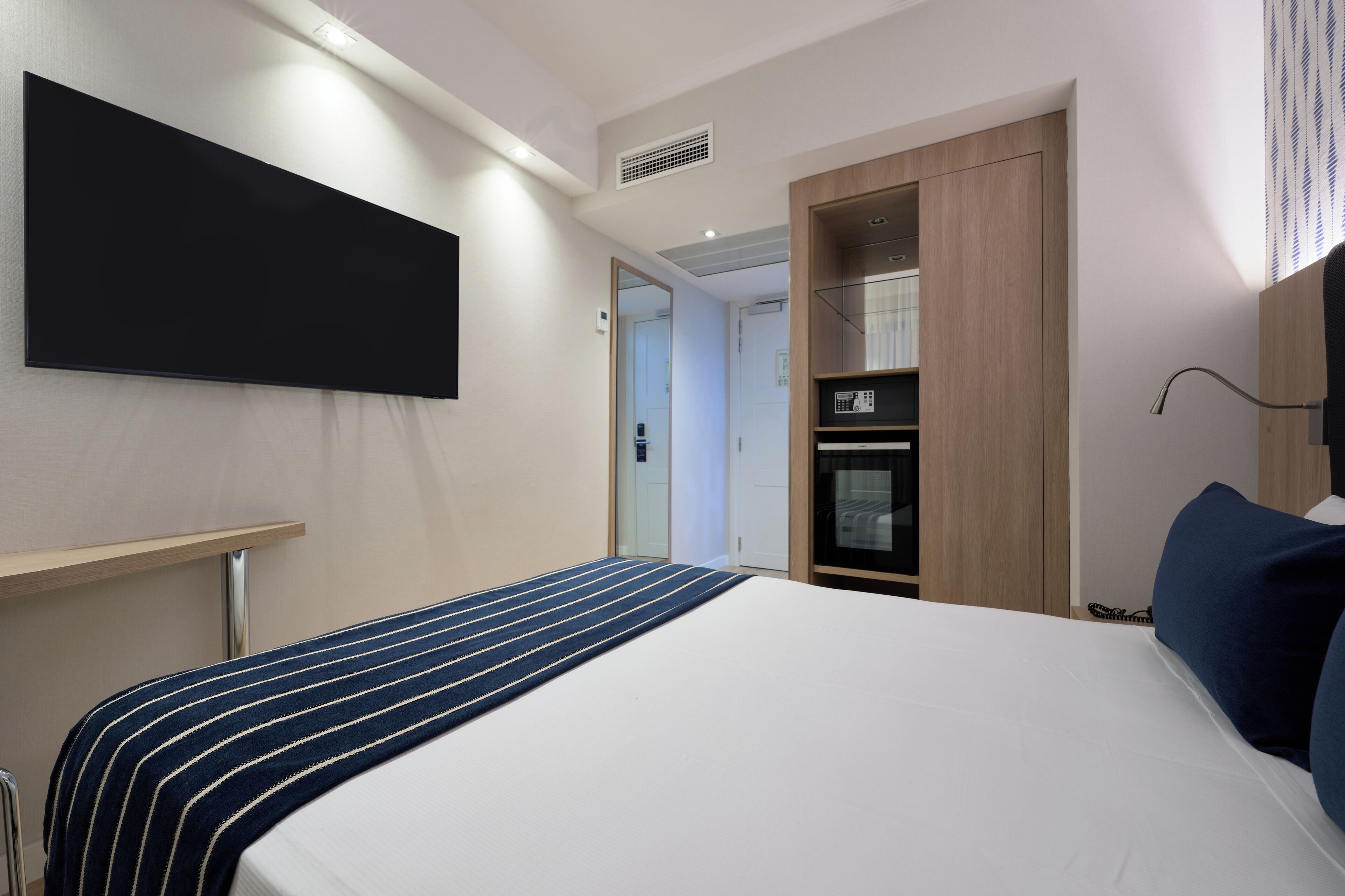 single room | minibar, in-room safe, desk, soundproofing