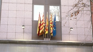 L’entrée d’un hôtel, avec l’inscription « CATALONIA » et des drapeaux au-dessus.