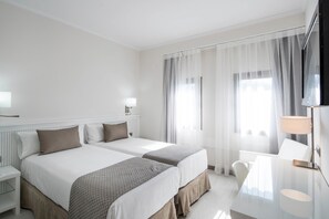 Minibar, in-room safe, desk, soundproofing - Catalonia Roma (Barcelona)