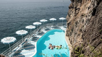 Piscine extérieure, parasols de plage, chaises longues