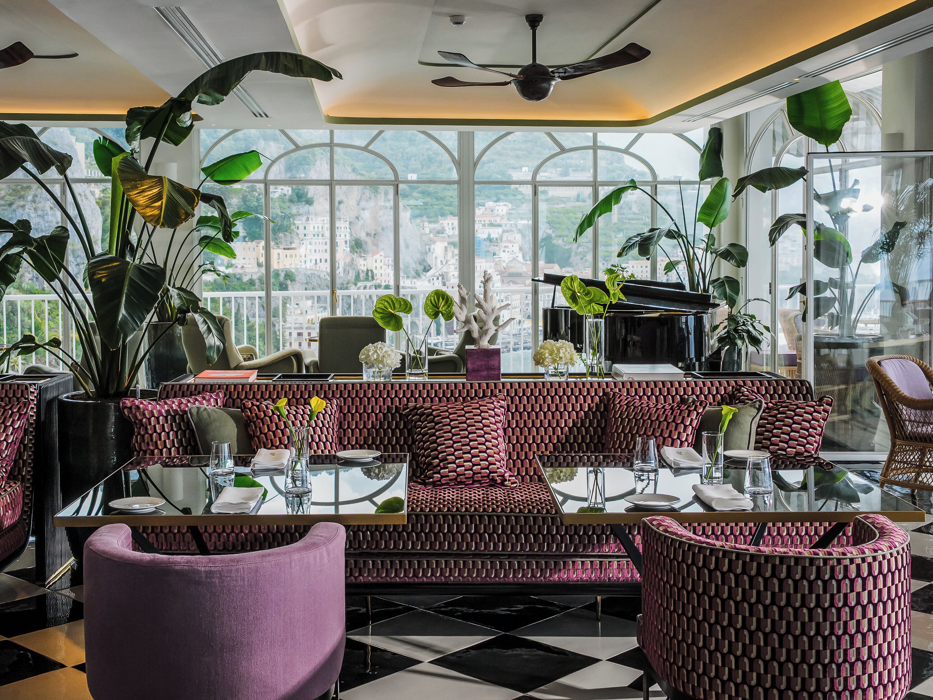 2 restaurants; ze serveren er ontbijt, lunch en diner 