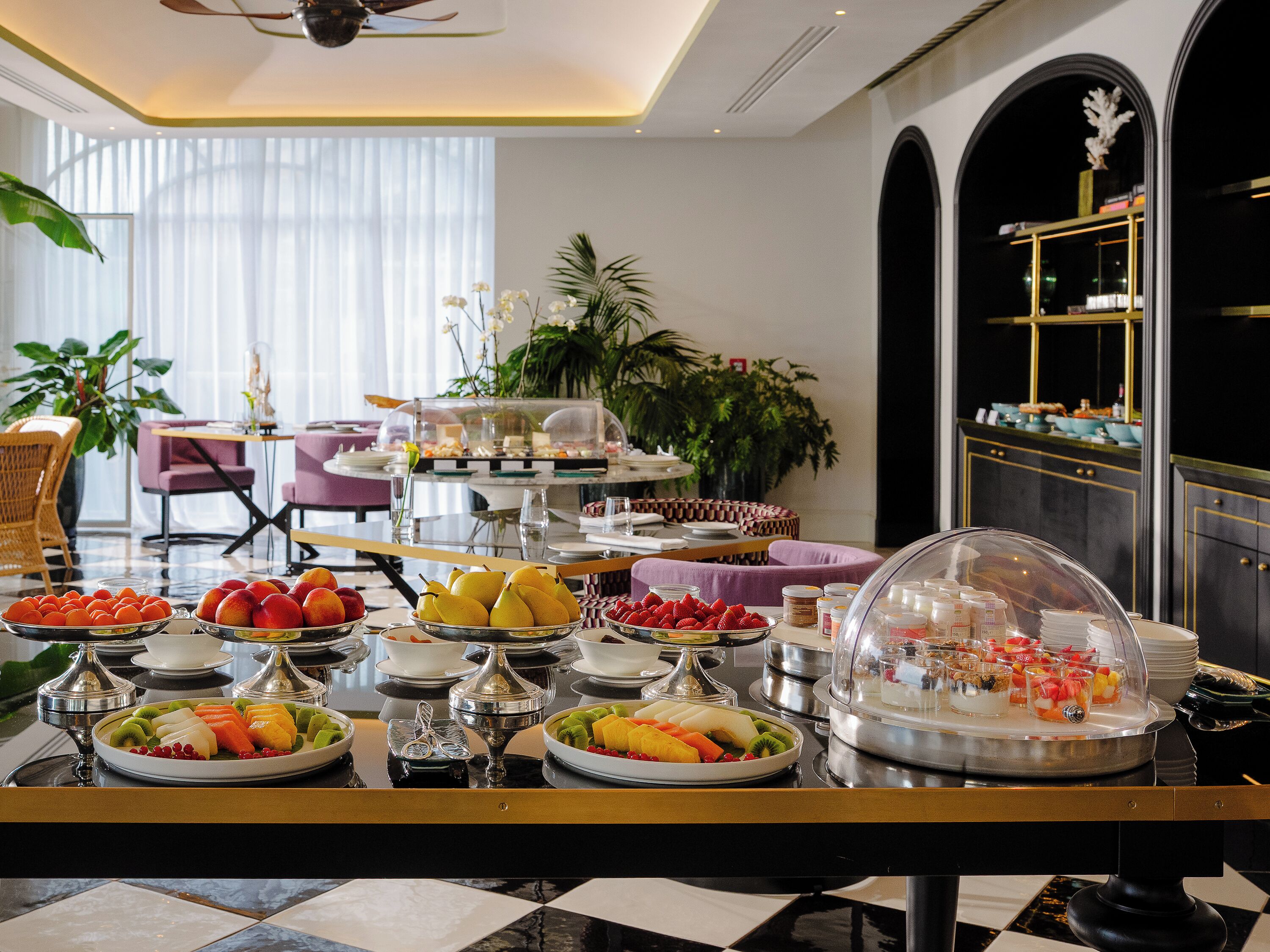 2 restaurants servant le petit déjeuner, le déjeuner et le dîner