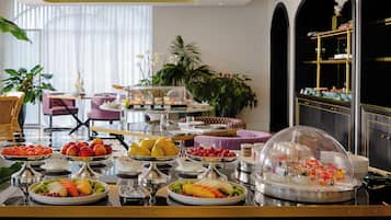 2 restaurants servant le petit déjeuner, le déjeuner et le dßner