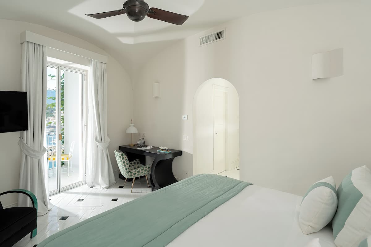 1 bedroom, Egyptian cotton sheets, premium bedding, down comforters