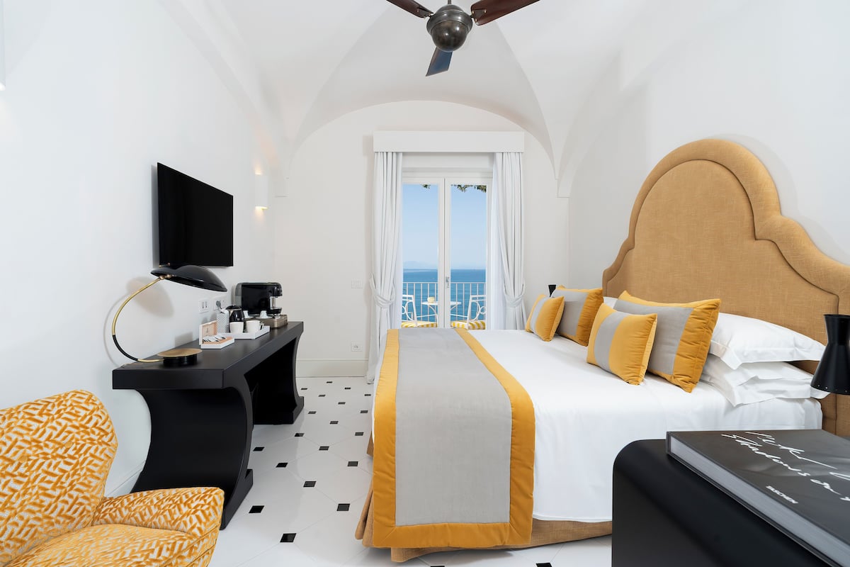 1 bedroom, Egyptian cotton sheets, premium bedding, down comforters